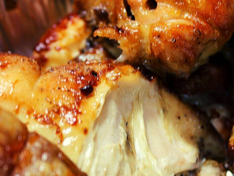 Nuestra especialidad en El Rebost: pollo rostizado con piel crujiente, perfectamente asado, con un jugoso interior.